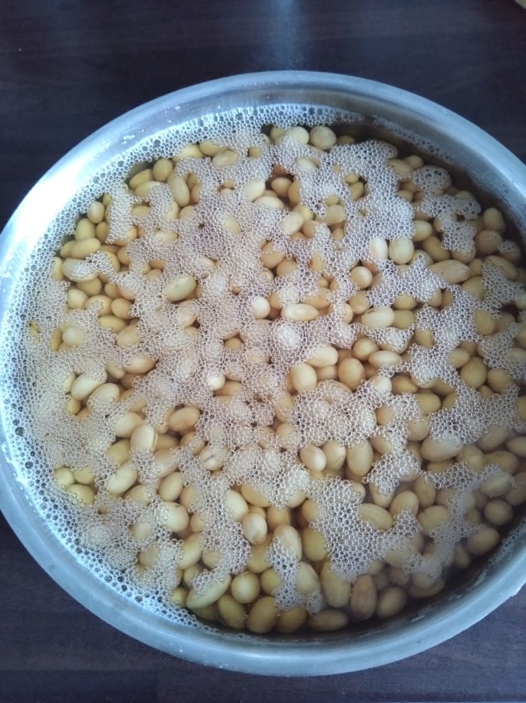 納豆の作り方：大豆を水につける
