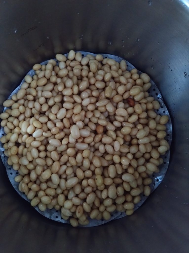 納豆の作り方：大豆を蒸す
