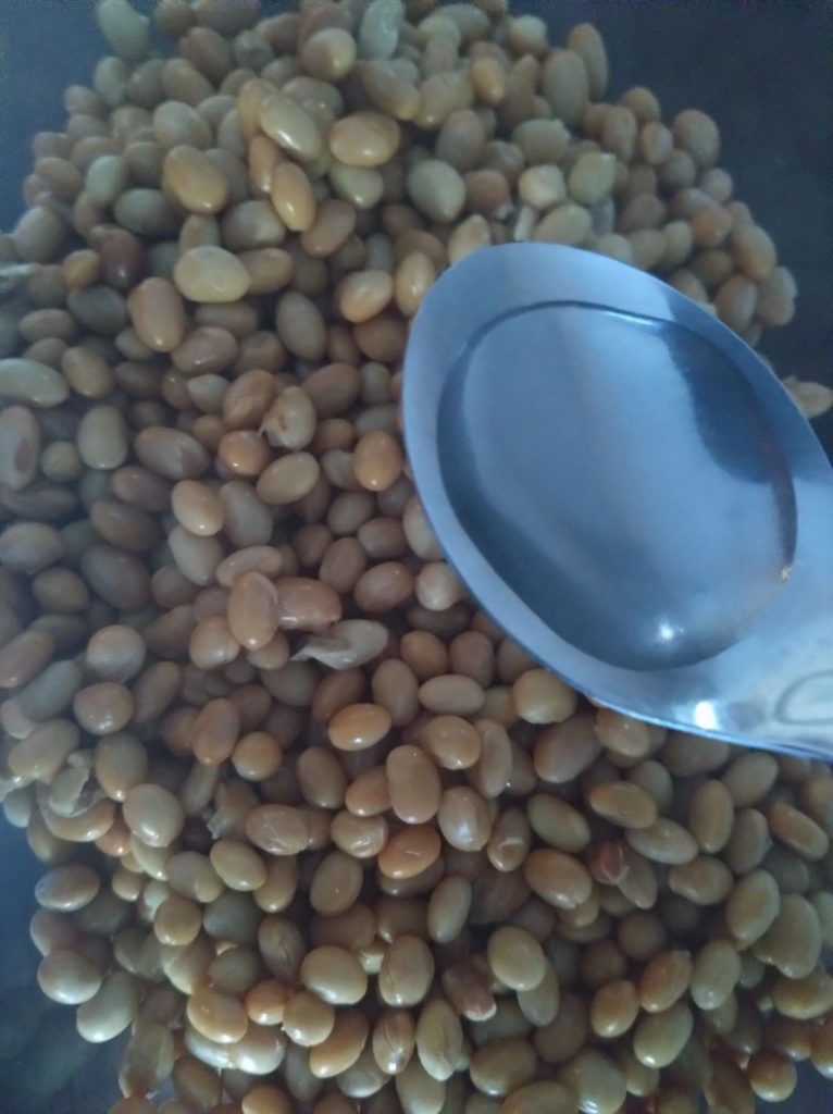 納豆の作り方：大豆に納豆菌液を混ぜる