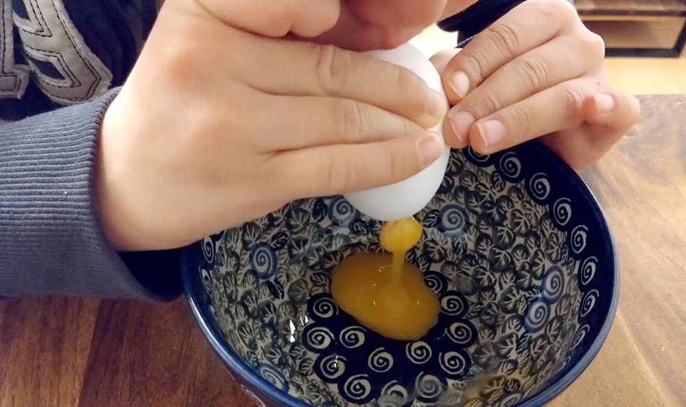 イースターエッグの作り方。卵の中身を出す